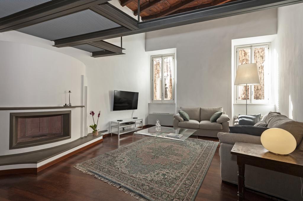 Antique-modern Flat By Navona Square Apartment